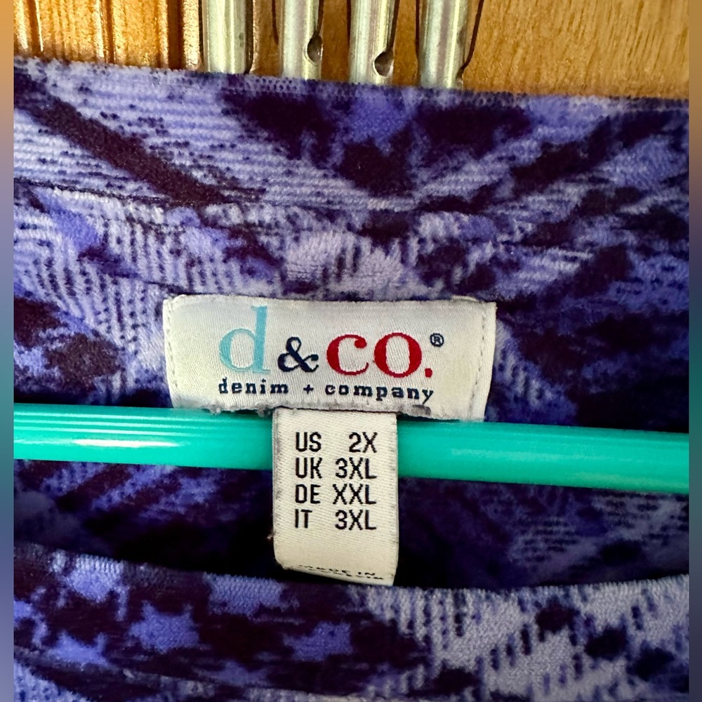 💜💙Denim & Co printed velour top with high low hem & pockets! - Picture 2 of 3